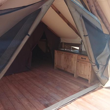 Tente Lodge Pour 5 Personnes En Bordure De La Riviere Allier Au Sein D'Un Petit Camping Saint-Yorre Extérieur photo