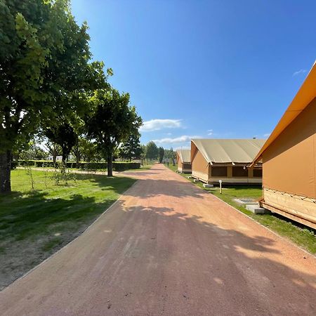 Tente Lodge Pour 5 Personnes En Bordure De La Riviere Allier Au Sein D'Un Petit Camping Saint-Yorre Extérieur photo