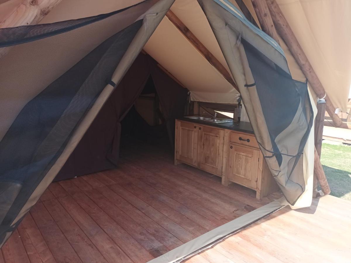 Tente Lodge Pour 5 Personnes En Bordure De La Riviere Allier Au Sein D'Un Petit Camping Saint-Yorre Extérieur photo