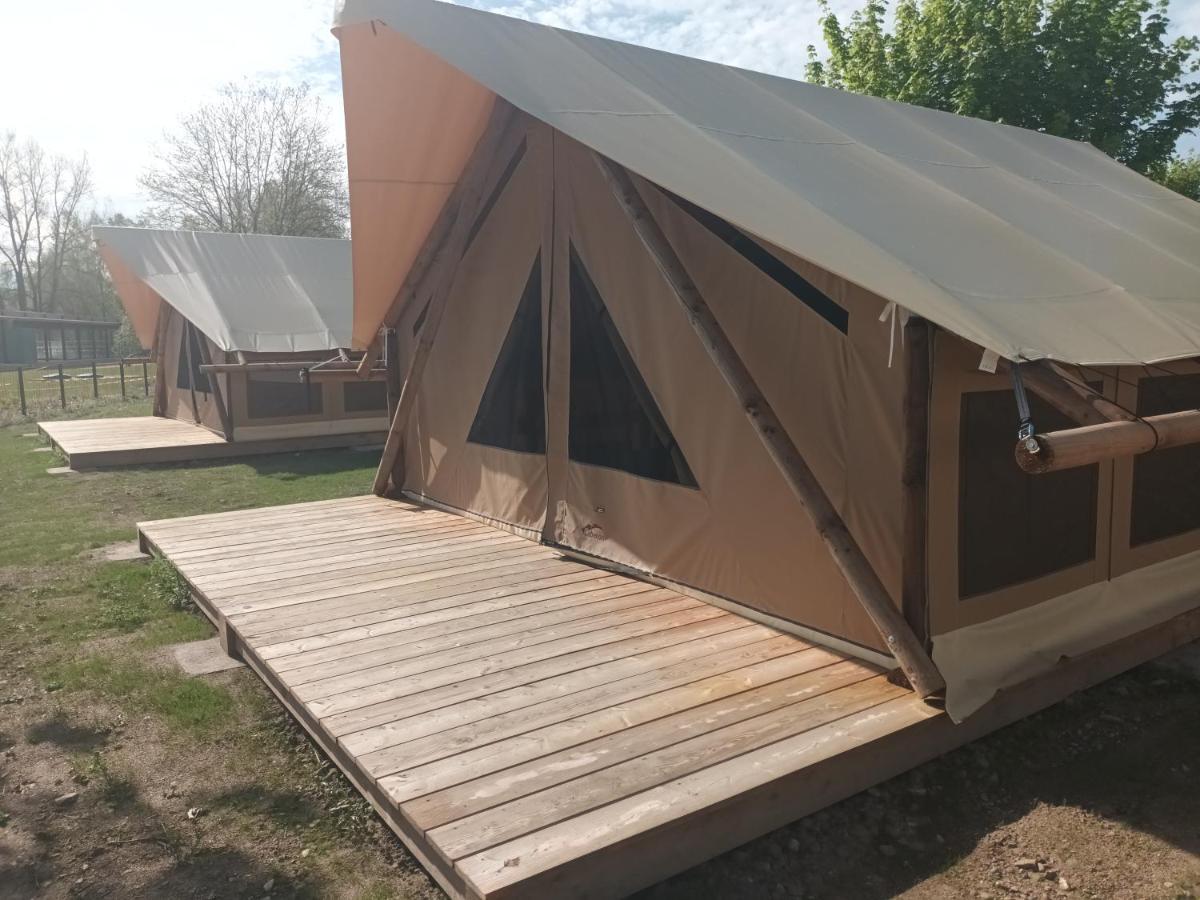Tente Lodge Pour 5 Personnes En Bordure De La Riviere Allier Au Sein D'Un Petit Camping Saint-Yorre Extérieur photo