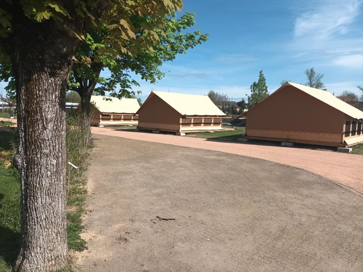 Tente Lodge Pour 5 Personnes En Bordure De La Riviere Allier Au Sein D'Un Petit Camping Saint-Yorre Extérieur photo
