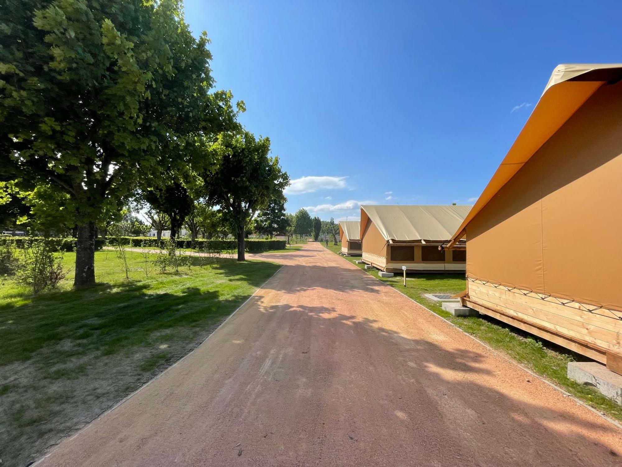Tente Lodge Pour 5 Personnes En Bordure De La Riviere Allier Au Sein D'Un Petit Camping Saint-Yorre Extérieur photo